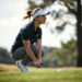 Golfeuse accroupie, concentrée, avant un coup sur le parcours